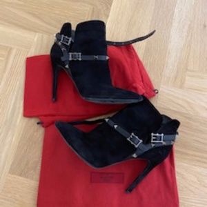 Valentino – Rockstud Suede Ankle Boots – Black